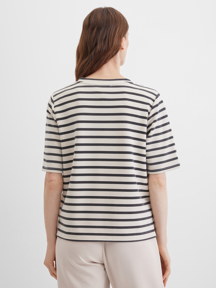 Футболка с V-вырезом