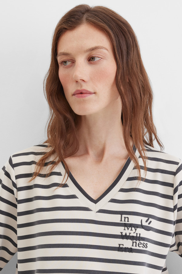 Футболка с V-вырезом