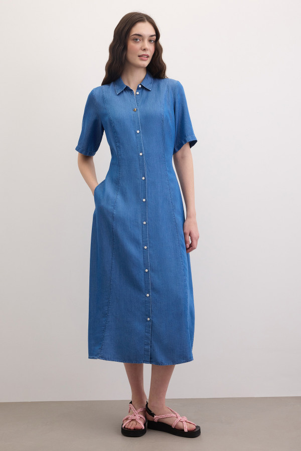 Платье-рубашка миди приталенное с коротким рукавом под деним