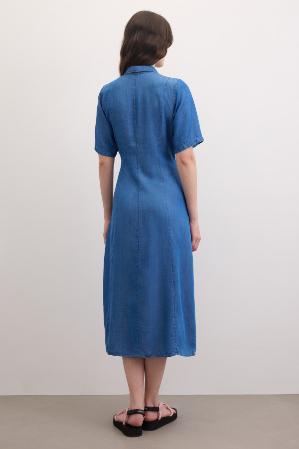 Платье-рубашка миди приталенное с коротким рукавом под деним