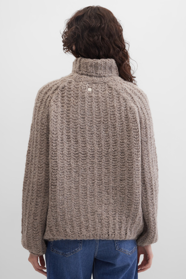 Свитер крупной вязки