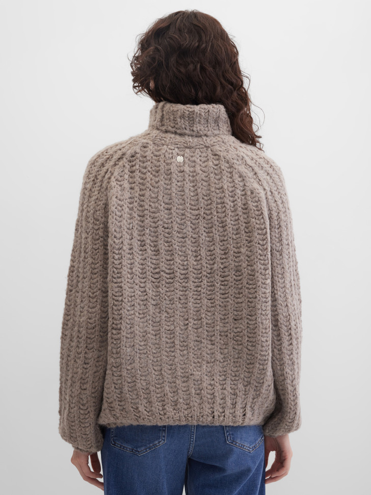 Свитер крупной вязки