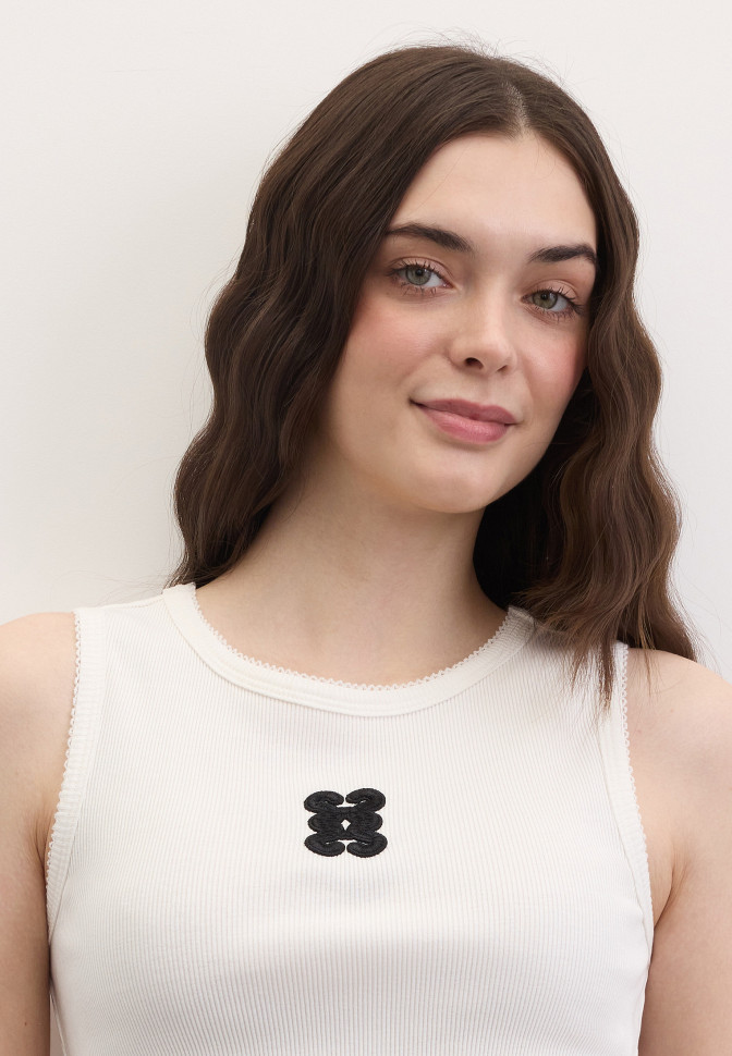 Топ-майка базовый в рубчик с вышивкой