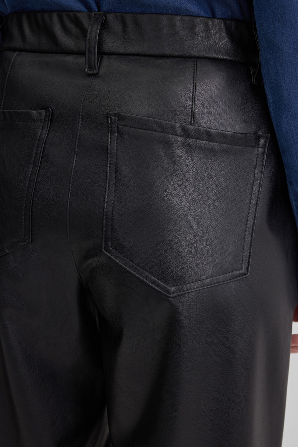 Брюки зауженные укороченные с отделкой под кожу