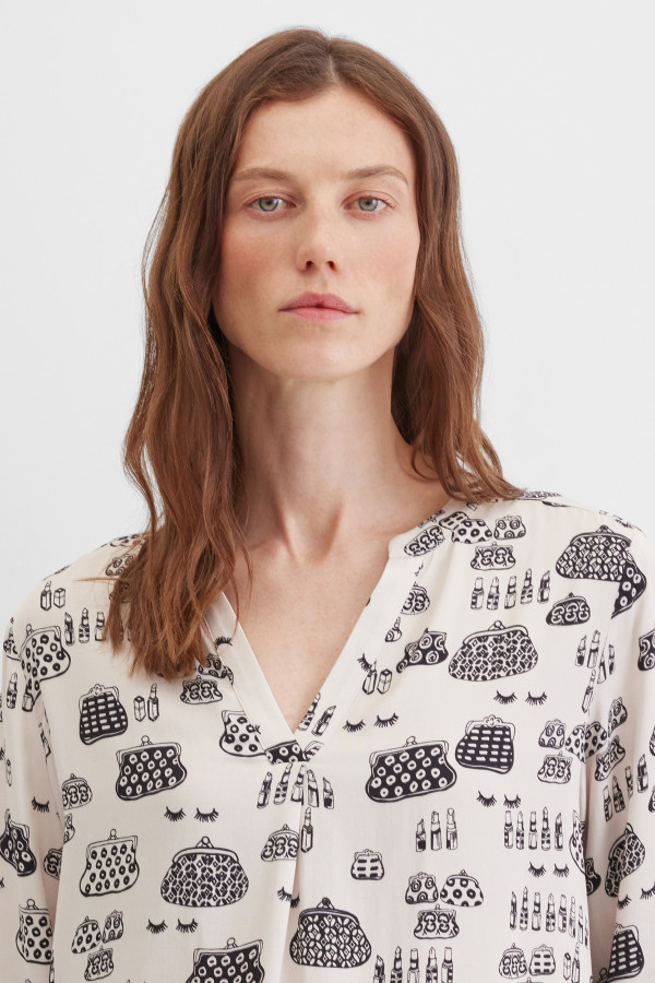 Блузка с V-вырезом