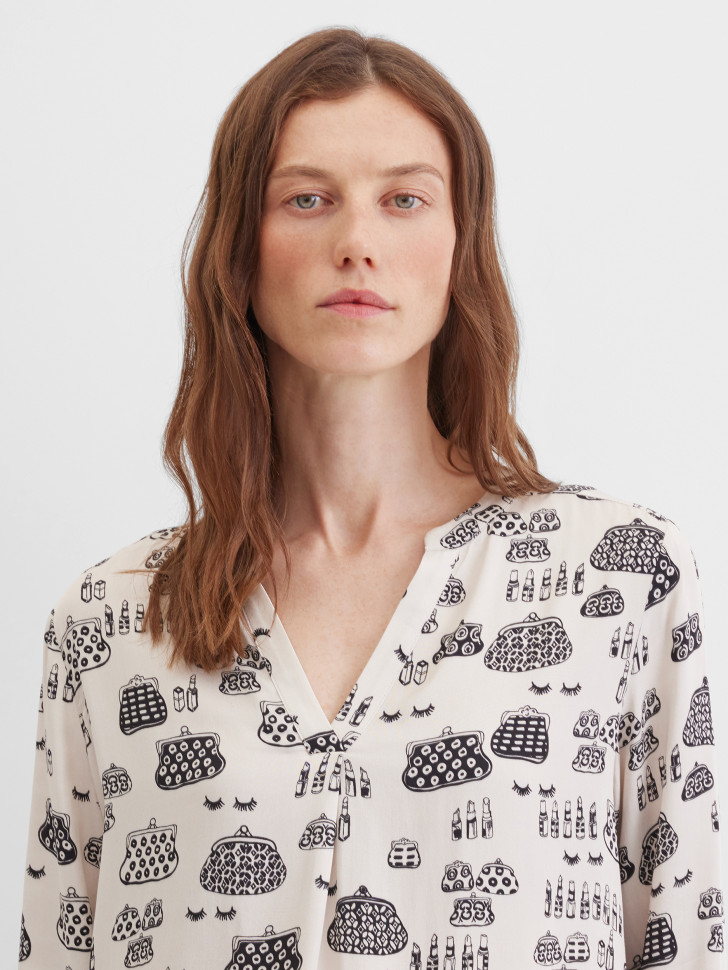 Блузка с V-вырезом