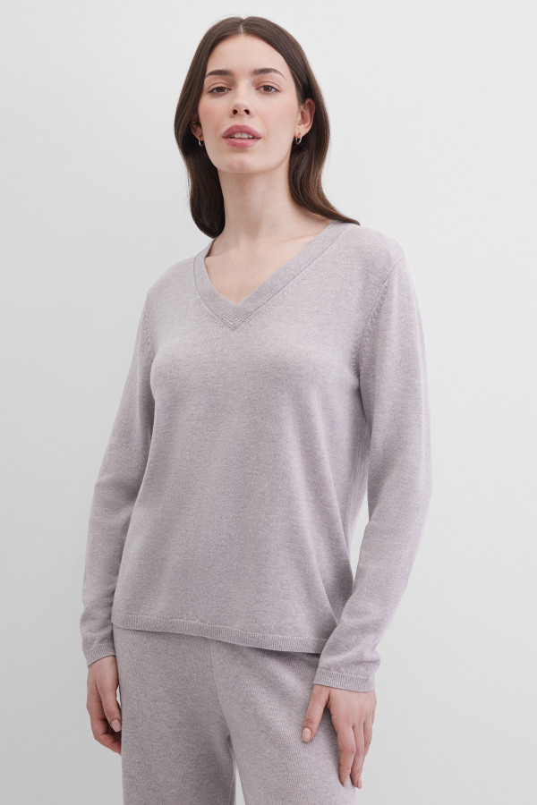 Пуловер с V-образным вырезом