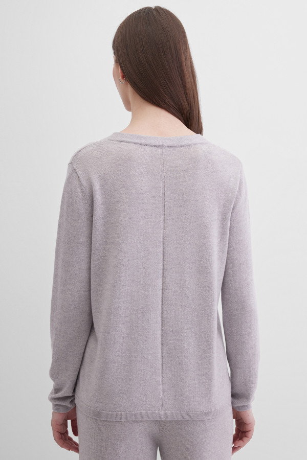 Пуловер с V-образным вырезом