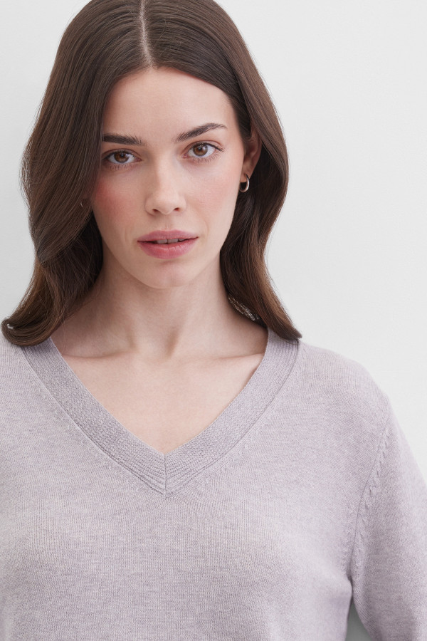 Пуловер с V-образным вырезом
