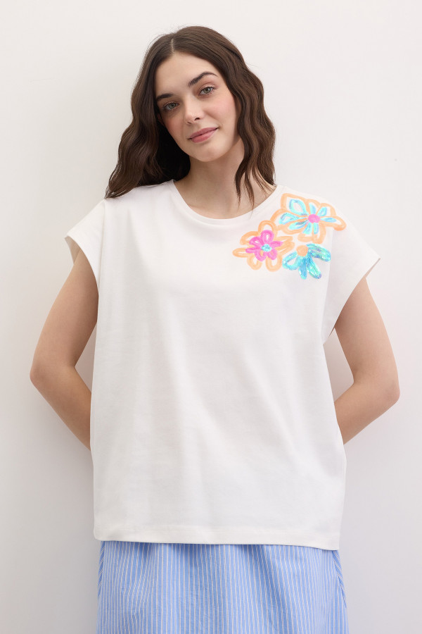 Футболка с аппликацией из пайеток