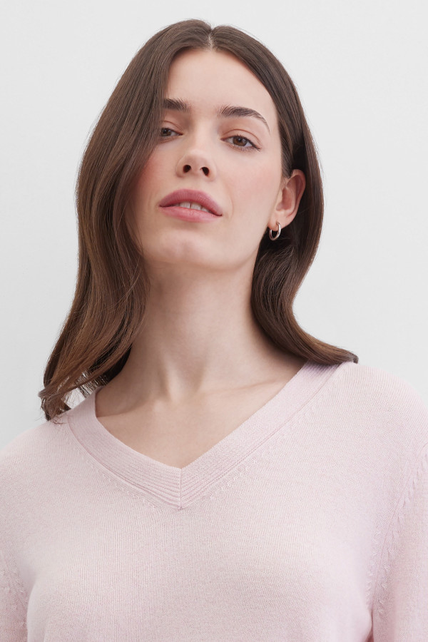 Пуловер с V-образным вырезом и длинными рукавами