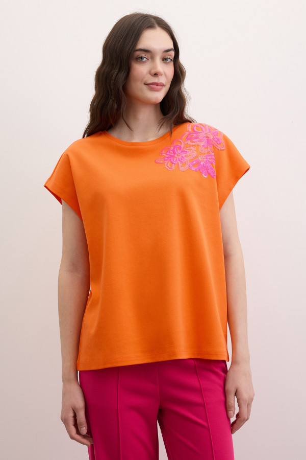 Футболка с аппликацией из пайеток