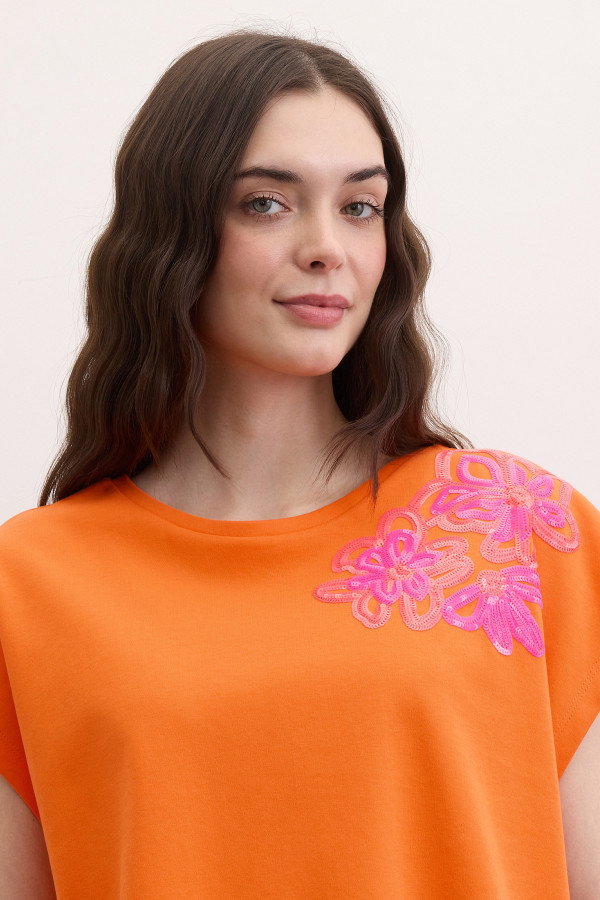 Футболка с аппликацией из пайеток