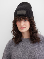 Шапка с нашивкой