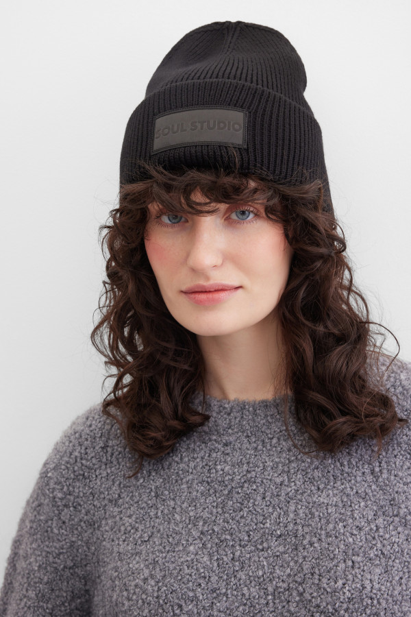 Шапка с нашивкой