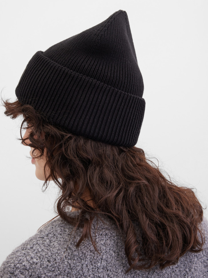 Шапка с нашивкой