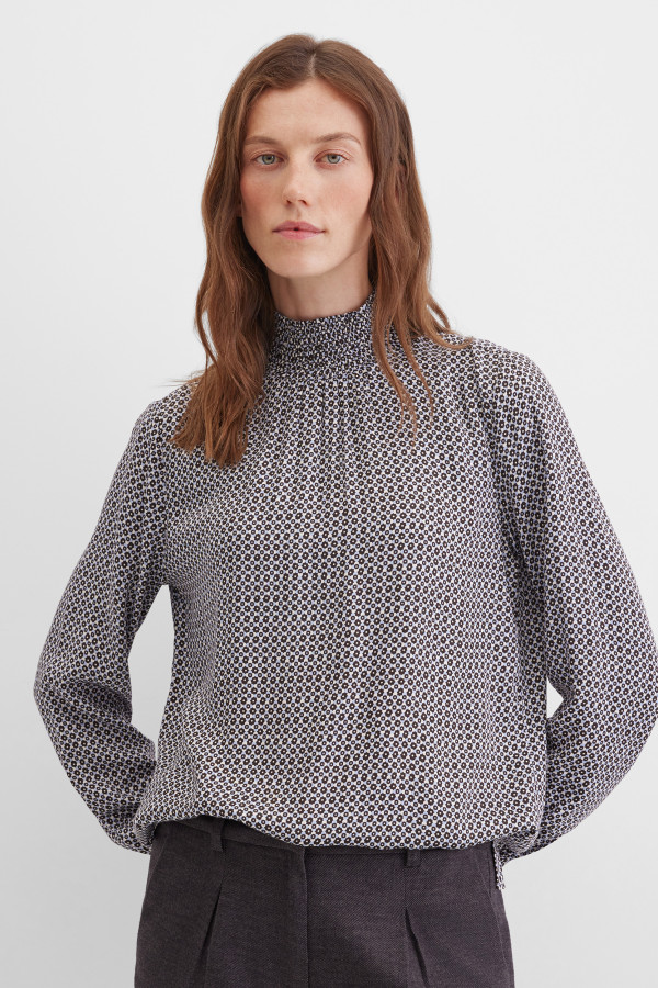 Блузка с воротником-стойкой