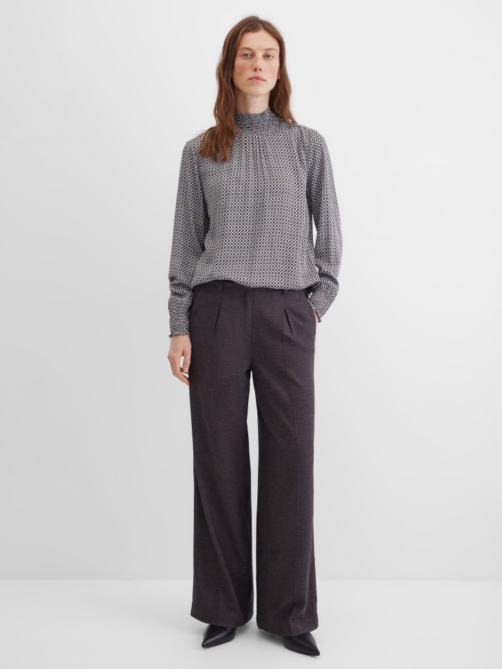 Блузка с воротником-стойкой