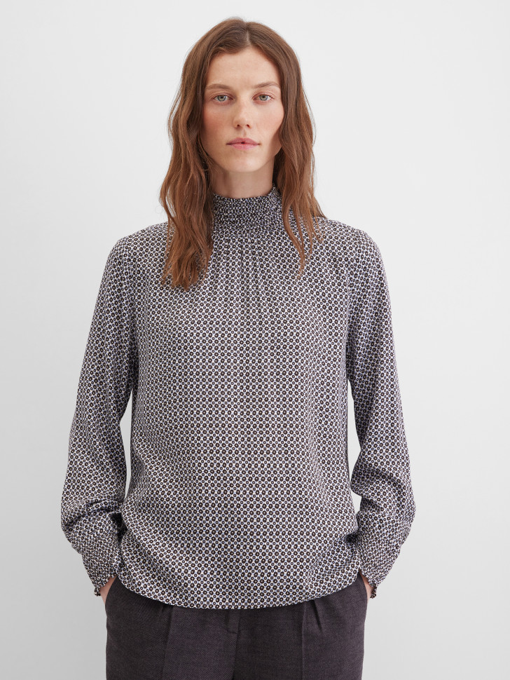 Блузка с воротником-стойкой