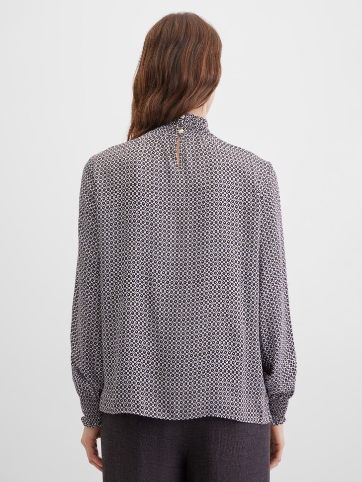 Блузка с воротником-стойкой