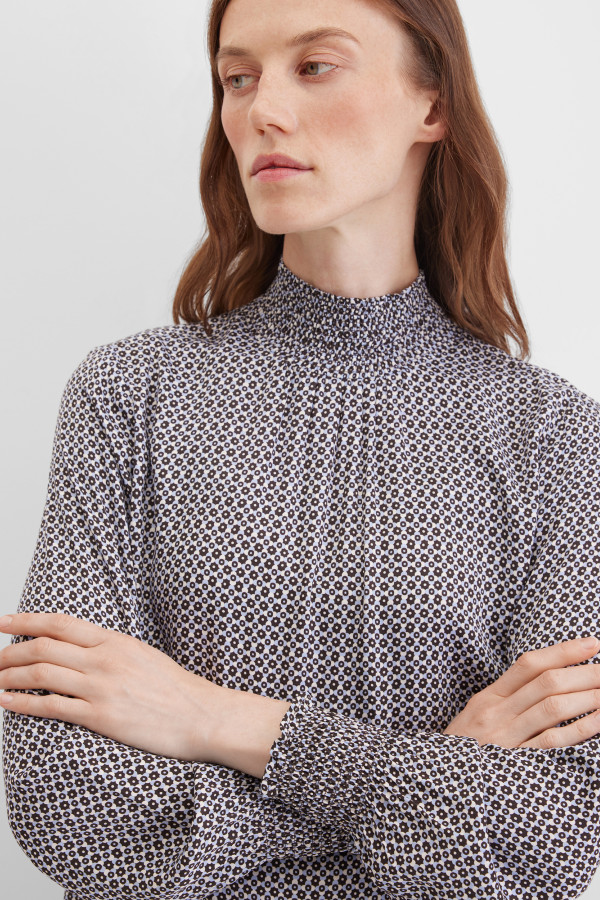 Блузка с воротником-стойкой