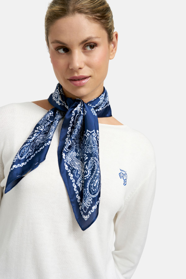 Платок в принте пейсли