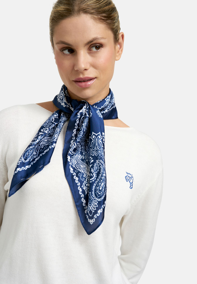 Платок в принте пейсли