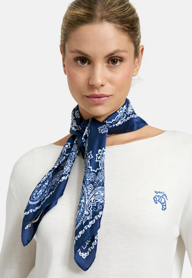 Платок в принте пейсли