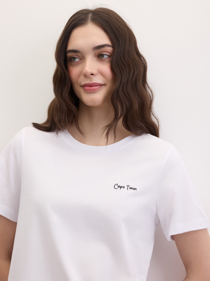 Футболка с рисунком на спине