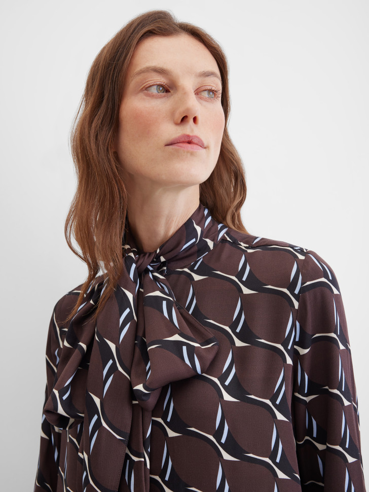 Блузка с бантом