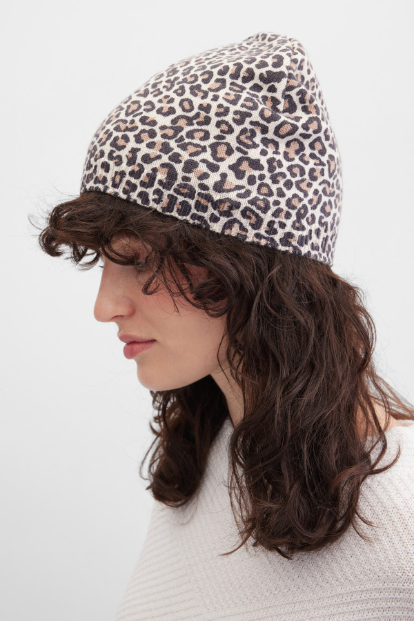Шапка трикотажная с леопардовым принтом
