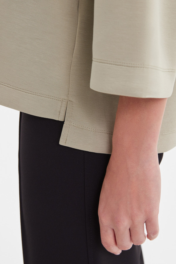 Свитшот с рукавами 3/4 и воротом-стойкой