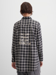 Рубашка в клетку с надписью на спине