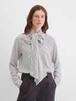 Блузка с бантом