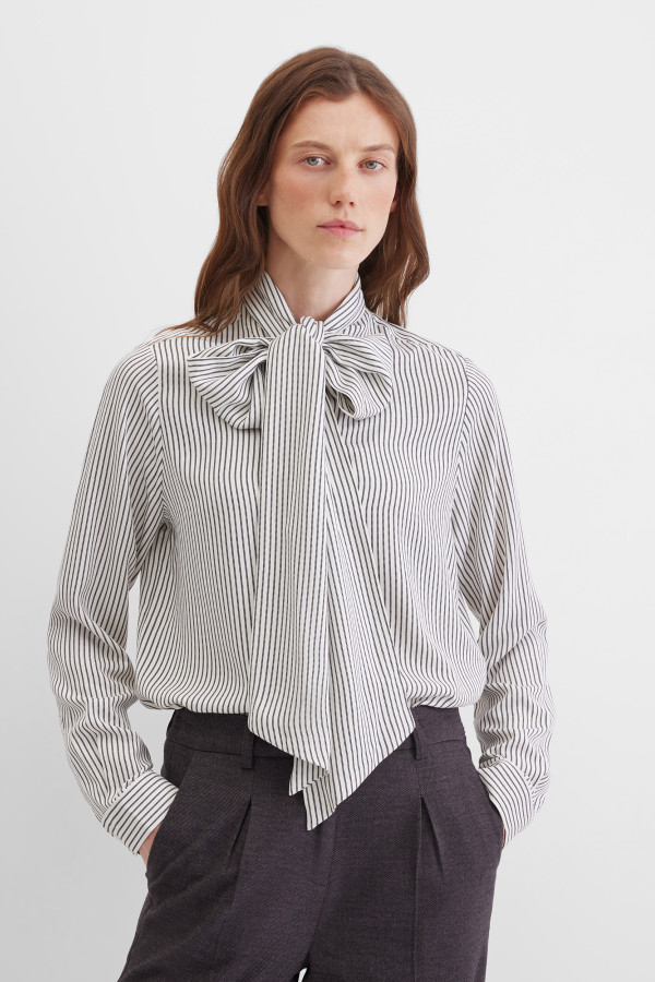 Блузка с бантом