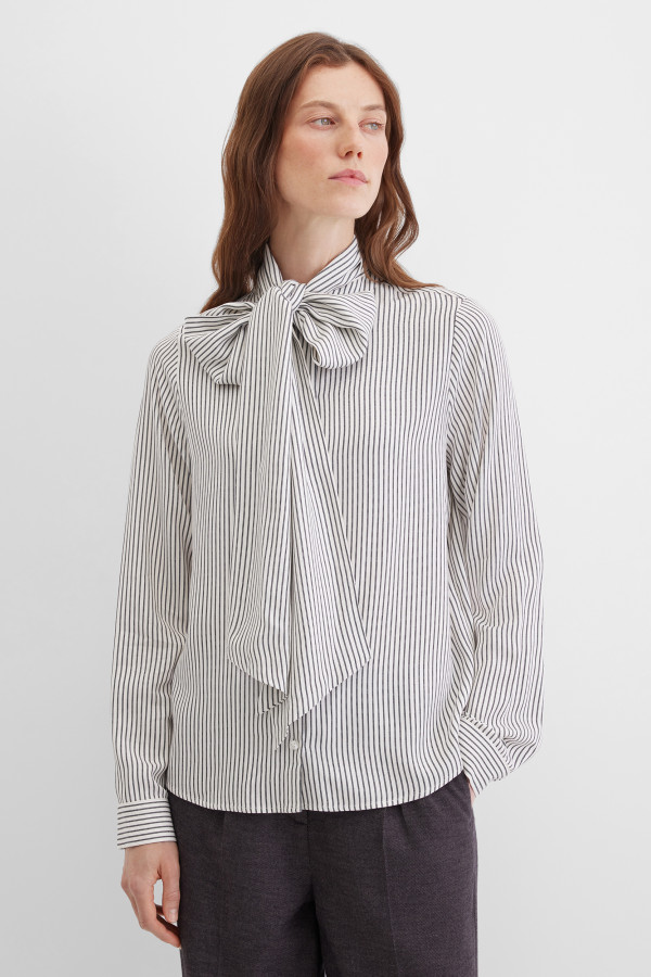 Блузка с бантом