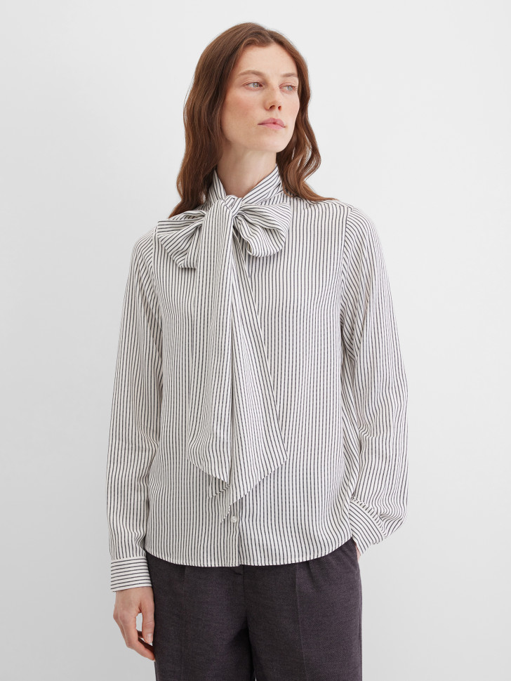 Блузка с бантом