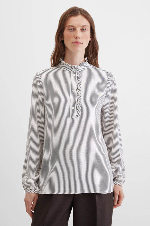 Блузка с воротником-стойкой