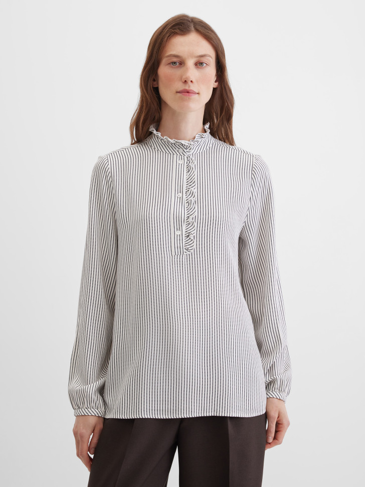 Блузка с воротником-стойкой