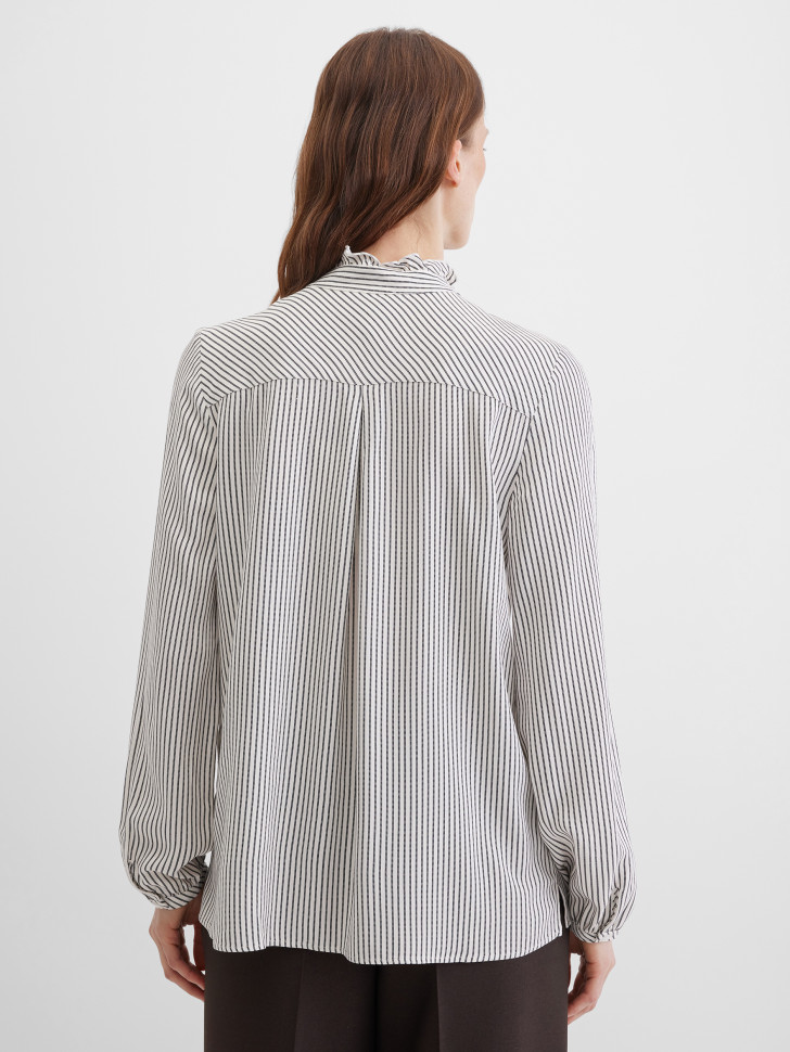 Блузка с воротником-стойкой