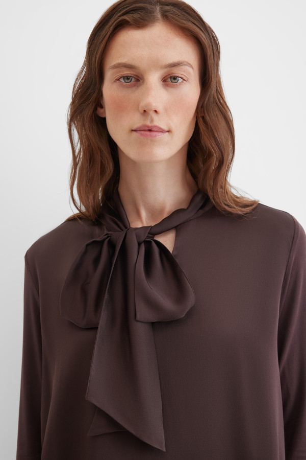 Блузка с бантом