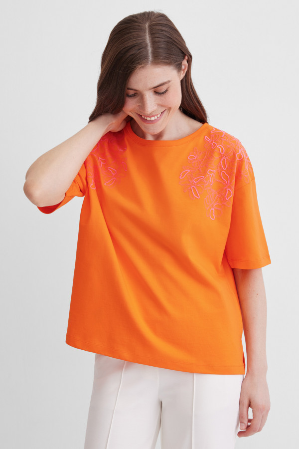 Футболка с вышивкой