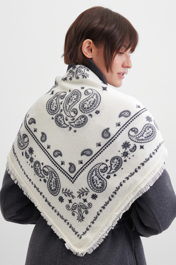 Платок с бахромой