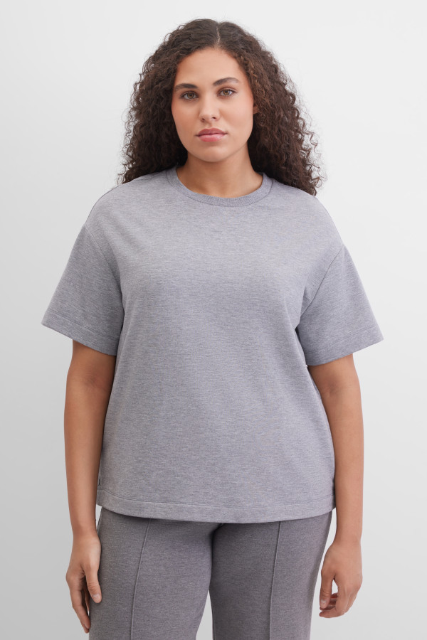 Футболка с разрезами