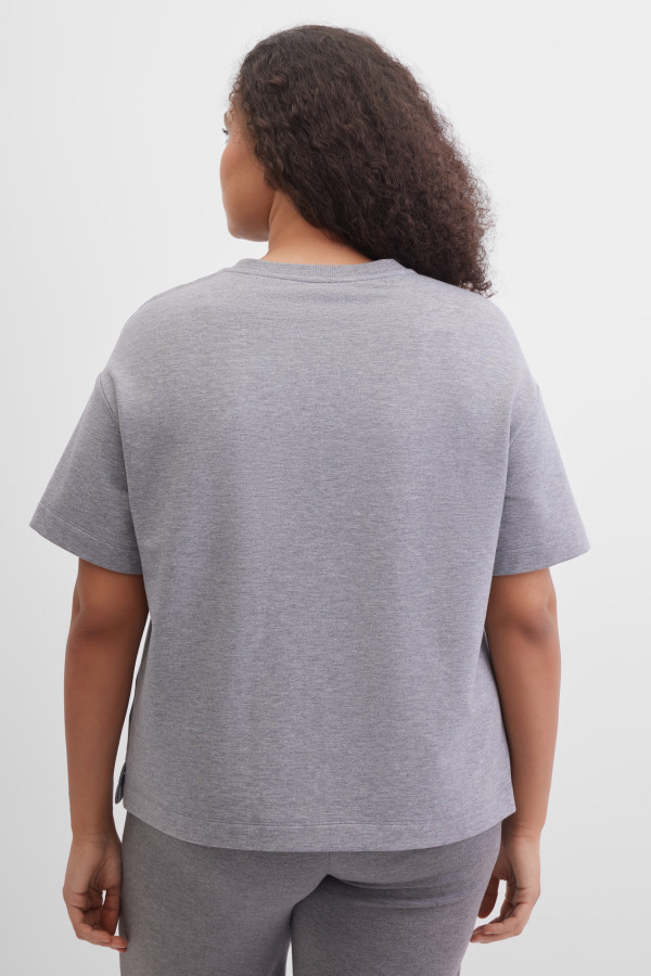 Футболка с разрезами