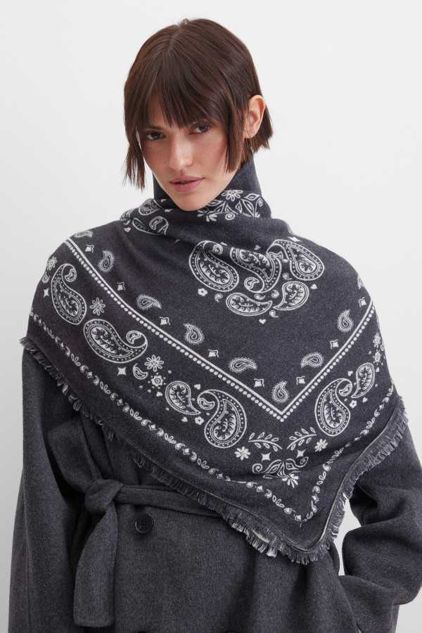 Платок с бахромой