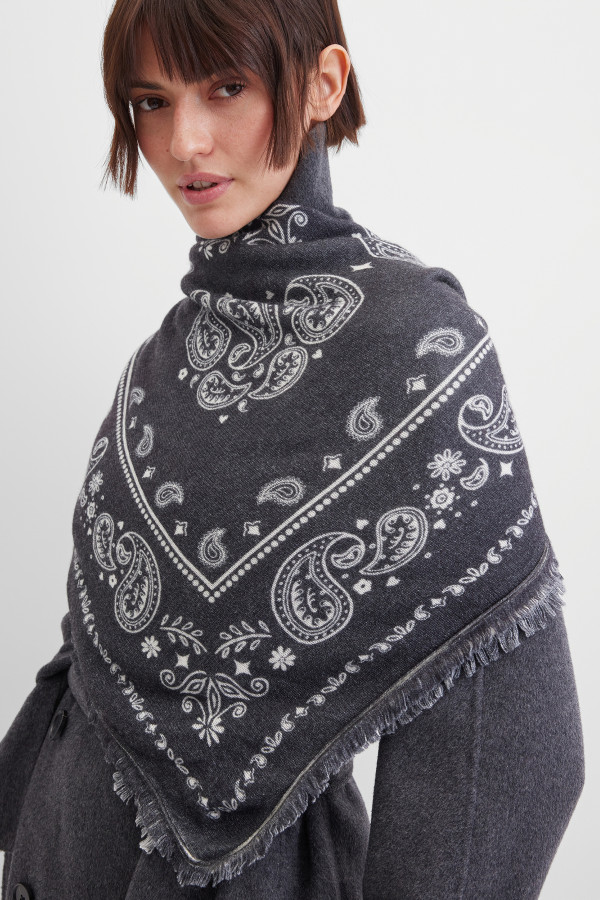 Платок с бахромой