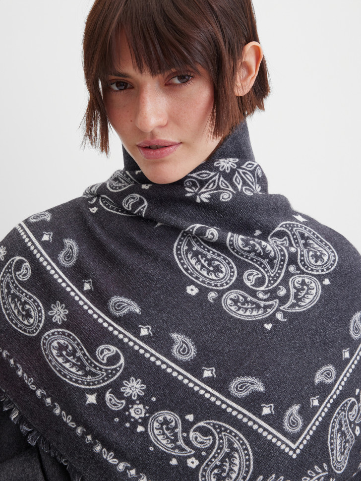 Платок с бахромой