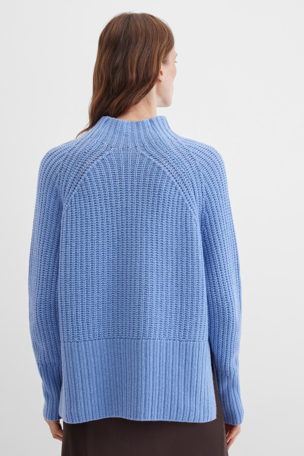 Свитер с разрезами сбоку