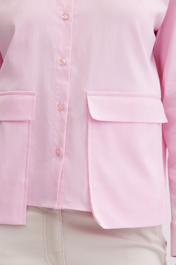 Блузка с накладными карманами